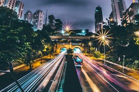 夜色下的城市道路