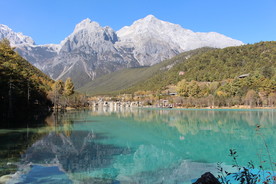丽江蓝月湖玉龙雪山