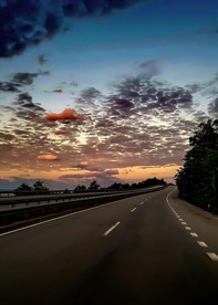 夕阳下的道路风光
