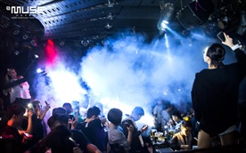 酒吧 现场气氛 庆祝 吧台 酒