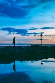 夜色下的河流风景