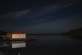 夜色下的河流风景