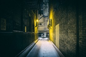 夜色下的城市街道