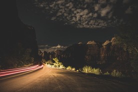 夜色下的道路风景