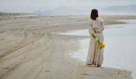 海边玩耍的女人