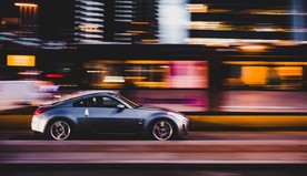 道路上奔驰的汽车