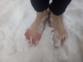 雪地赤脚大特写