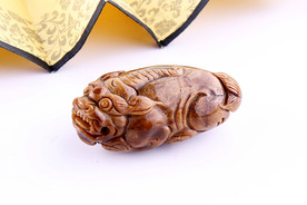 陈万福 琥珀雕件