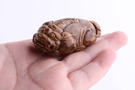 陈万福 琥珀雕件