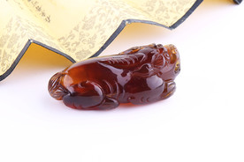 陈万福琥珀雕件