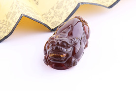 陈万福琥珀雕件