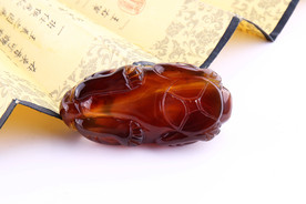 陈万福琥珀雕件