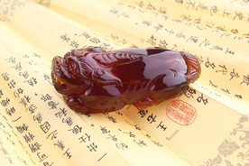 陈万福 琥珀雕件