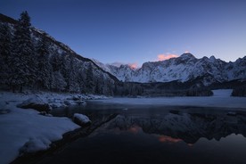 夜色下的河流风景