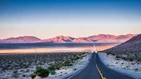 穿越草地的公路