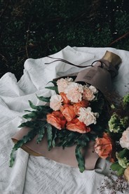 手捧鲜花