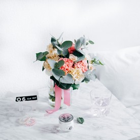 手捧鲜花