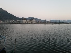 依山傍水