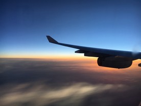 夕阳下的机翼