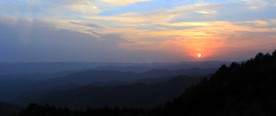 夕阳下的大山风景
