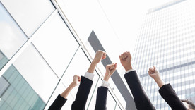 商务团队举手欢呼胜利