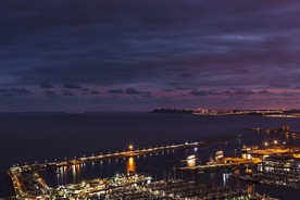 海边的城市夜色