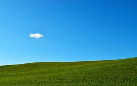 蓝天下的草原风景