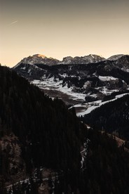 日暮下的大山风景