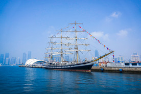 青岛海边大帆船