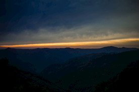 日暮下的大山风景