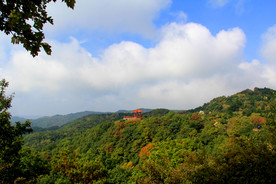 蓝天下的大山风景
