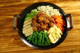 排骨豆角玉米芹菜土豆铁锅焖面条