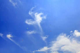 蓝天白云下的风筝