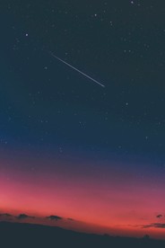 黄昏夜空中的流星