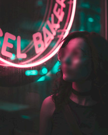 霓虹灯下戴眼镜的女人