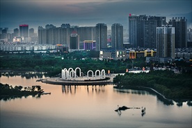 湖边的高楼