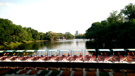 龙沙春天游船湖水