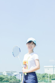 夏日小清新休闲羽毛球拍少女背景