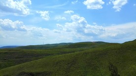 蓝天下的大山风景