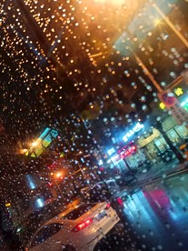 下雨天玻璃窗水珠夜晚灯光景色