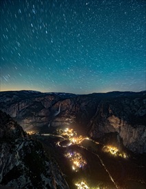 夜景星空山谷