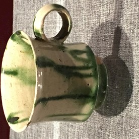 白釉绿彩把杯