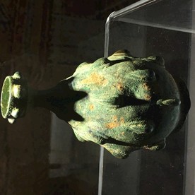 连珠纹盘口铜瓶