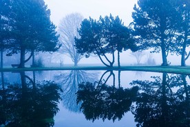 雾湖倒影自然风景公园