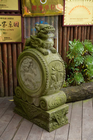 长满青苔的石墩