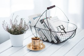 桌子上的咖啡杯