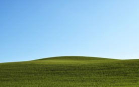 蓝天下的草原风景