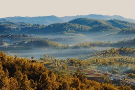 日暮下的大山风景