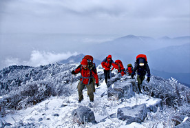 攀登雪山
