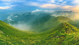 蓝天下的草原风景